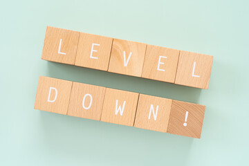 レベルダウン｜「LEVEL DOWN」と書かれた積み木ブロック