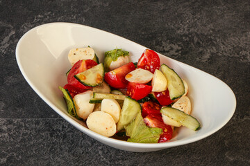 Salad with vegetables and mozzarlla