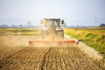 Lavorazione dei campi con trattore