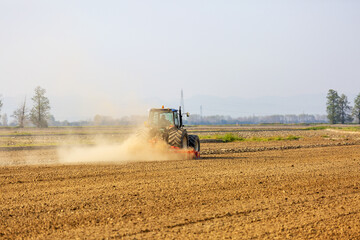 Lavorazione dei campi con trattore