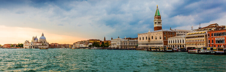 Fototapeta na wymiar panoramique de Venise