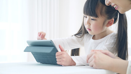 タブレットを見る女の子　オンライン学習　個別指導