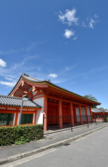 Fototapeta premium 三十三間堂 朱塗りの東門 京都市東山区