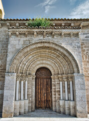 Fototapeta na wymiar Arco y pórtico iglesia románica siglo XII de San Juan evangelista en Arroyo de la Encomienda, Valladolid. Con jambas, columnas lisas y capiteles en relieve