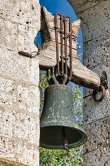 Primer plano yugo y campana en la espadaña de la iglesia San Juan evangelista en Arroyo de la...