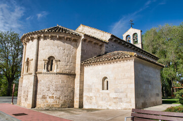 Fototapeta na wymiar Vista de la iglesia parroquial de San Juan evangelista, siglo XII y estilo románico, en Arroyo de la Encomienda, Valladolid