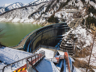 まだ雪が残る黒部ダムの4月