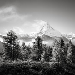 Letzte Wolken am Schweizer Matterhorn bei Zermatt - 429931207