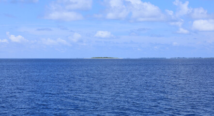 Obraz premium idyllic sunny blue seascape with blue sky and white clouds