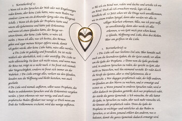Das Hohelied der Liebe, 1. Korintherbrief 13, mit einem Ring und seinem herzförmigen Schatten, als...