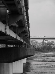 川と橋の鉄骨