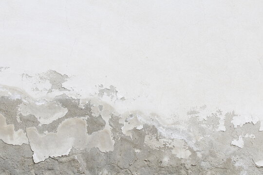 parete di cemento con muffe e rovinature