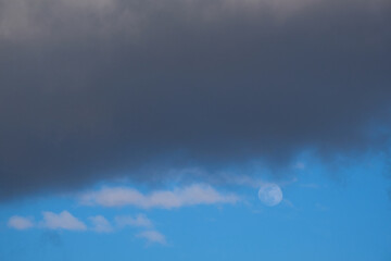 月を覆う雨雲(Rain clouds over the moon)