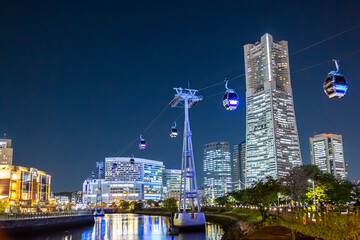 横浜みなとみらいの街並みとロープウェイ　夜景