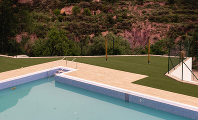Piscina con bosque verde de fondo