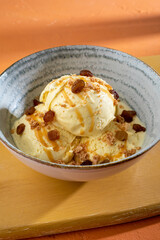 gelato di vanilla con uva passa e granola 