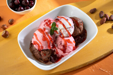 gelato con gusti assortiti in piatto