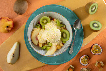 gelato con insalata di frutta fresca