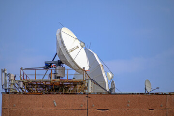 The mobile communication antenna is installed on the roof of a high-rise building