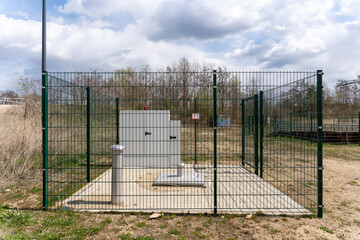 Grüner Zaun um Elektrokasten
