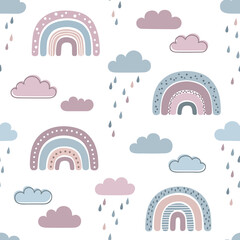 Nahtloses Muster mit Regenbögen, Wolken und Regentropfen im naiven, kindlichen, skandinavischen Stil