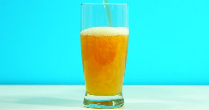 Bi&egrave;re blonde - 4K - 60 ips - pour ralentis et acc&eacute;l&eacute;rations - fond bleu