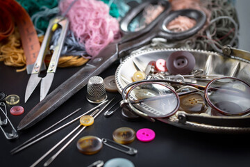 Obraz na płótnie Canvas Threads, needles and sewing items.