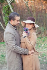 Fototapeta premium 1587. Я с Леной в парке в пальто в полный рост Man gives his wife flowers in autumn park