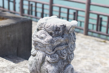 海沿いにある白いシーサー／沖縄県与那原町