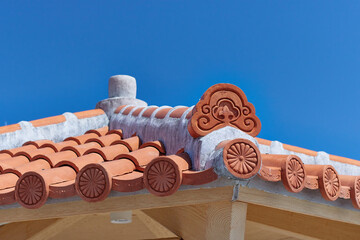 青い空と赤瓦の屋根／沖縄県与那原町