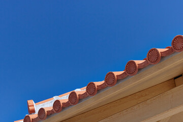 青い空と赤瓦の屋根／沖縄県与那原町