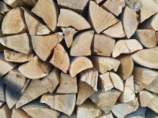 The texture of the wall is chopped firewood, which is laid out very carefully. Firewood harvesting