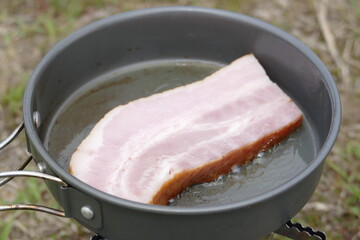 ソロキャンプ　ベーコン料理
