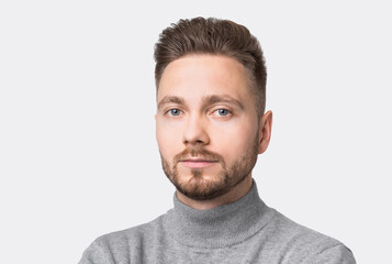 Obraz premium Closeup portrait of handsome serious young man, smiling joyful cheerful men studio shot. Isolated on gray background.