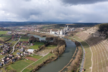 Titel: Allgemeiner Blick von oben auf die Weinberge und den Main bei Trennfeld, Triefenstein, Bayern, Deutschland