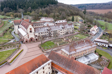 Fototapeta premium Allgemeiner Blick von oben auf das Kloster Bronnbach bei Wertheim im Winter, Main-Tauber-Kreis, Baden Württemberg, Deutschland