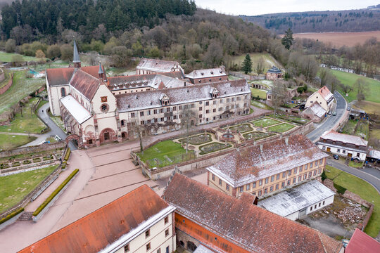 Allgemeiner Blick von oben auf das Kloster Bronnbach bei Wertheim im Winter, Main-Tauber-Kreis, Baden W&uuml;rttemberg, Deutschland