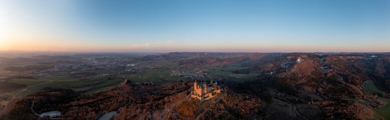 Großer Panoramablick auf die Landschaft um die Burg Hohenzollern mit umliegenden Ortschaften bei Sonnenuntergang, Zollernalbkreis, Bisingen, Baden Württemberg, Deutschland
