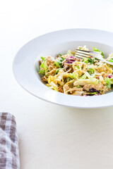 bunter, gemischter Salat mit Thunfisch und Joghurt- / Olivenöldressing