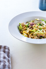 bunter, gemischter Salat mit Thunfisch und Joghurt- / Olivenöldressing