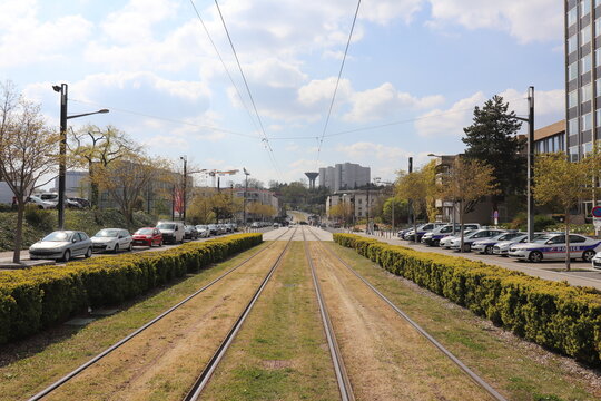 Voies de tramway sur l'avenue Marcel Houet, ville de V&eacute;nissieux, d&eacute;partement du Rh&ocirc;ne, France