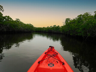 rio con canoa