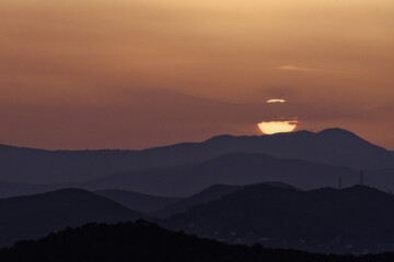 Obraz premium coucher de soleil sur Alès et les Cévennes