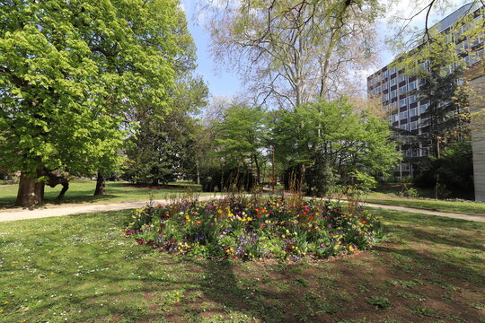Le parc Louis Dupic, grand jardin public, ville de V&eacute;nissieux, d&eacute;partement du Rh&ocirc;ne, France