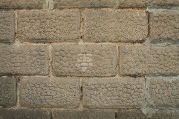 stary mur z pustak&oacute;w