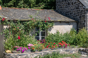 Maisonnette fleurie à Salers (Cantal)