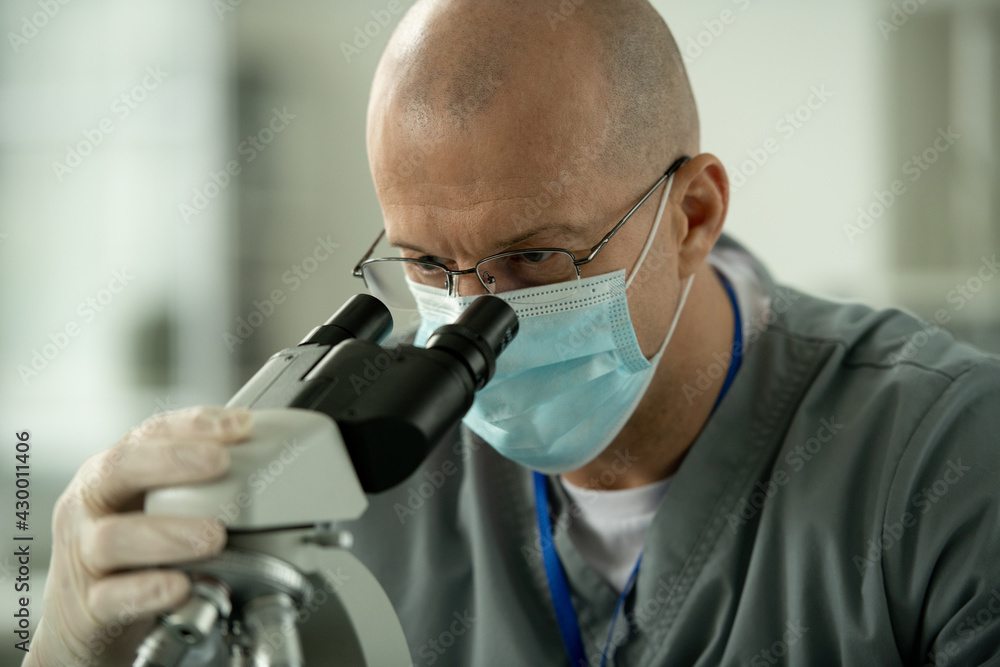 Aufkleber concentrated lab worker using microscope