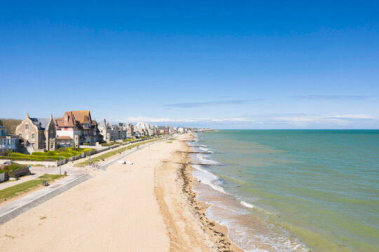 La plage de Sword beach &agrave; Lion-sur-Mer en France, en Normandie, dans le Calvados, au bord de la Manche.
