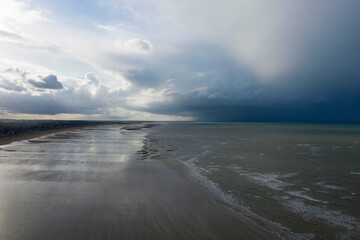 La plage de Sword beach à Ouistreham lors d'un orage avec de la pluie en France, en Normandie,...