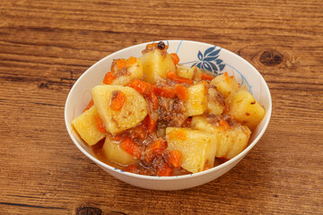Roasted potato and beef with sauce